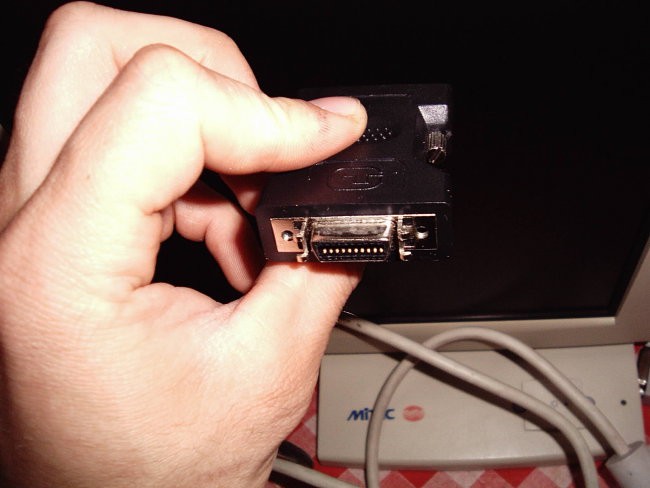 Priložen adapter, vidna je stran, ki se priklopi na kabel. Na drugi strani je DVI, ki gre 