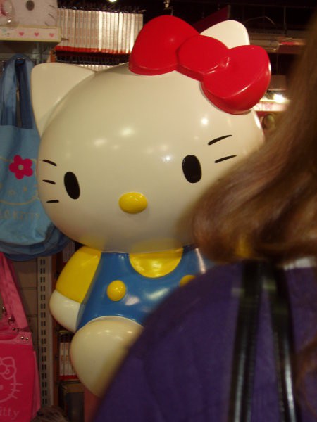 Hello kitty you smell!