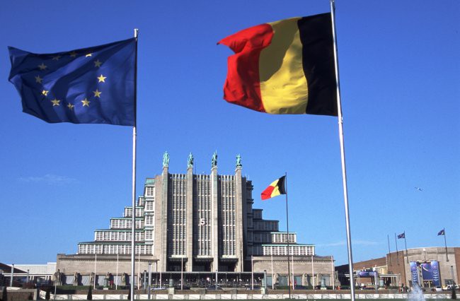Heysel podnevi, zraven obe zastavi, evropska in belgijska