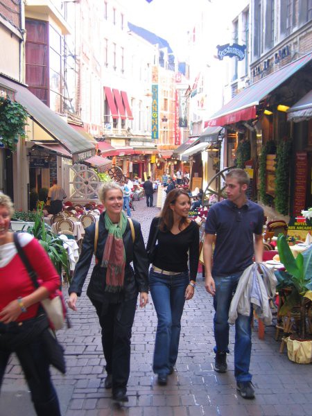 Mesarska ulica z restavracijami (Rue des Bouchers)