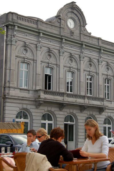 Trg Luxembourg, zadaj nekdanja železniška postaja