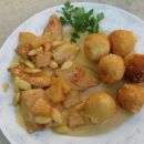 Rumeni piščanec
Krompirjeve kroglice s sirom in sezamom