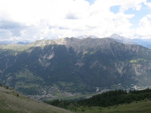 Pogled na Briancon z 2360 m visokega Prolela (gondola)