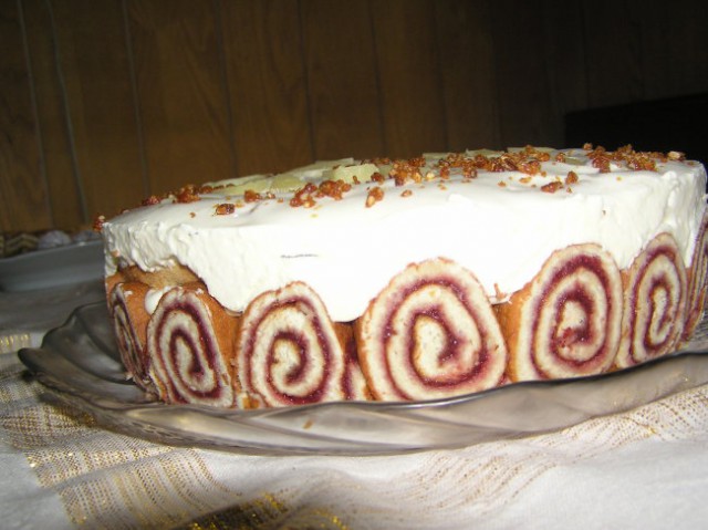 Ananasova torta z biskvitno rulado za Klemenov 24. rojstni dan