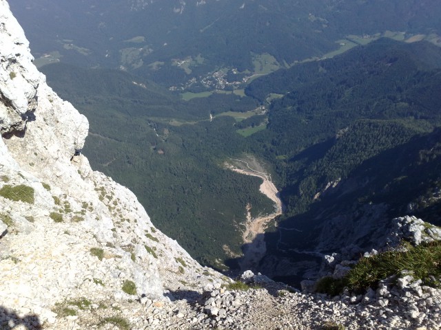 Pogled na Zg. Jezersko iz razgledišča visoko nad slapom Čedca.