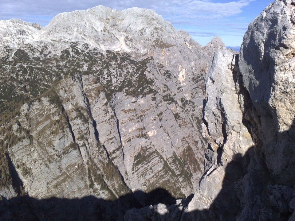 vrh 2132m - pogled z vzhodnega vrha proti Rjavini