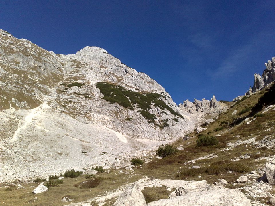 Mali Draški vrh, desno Srenjski preval