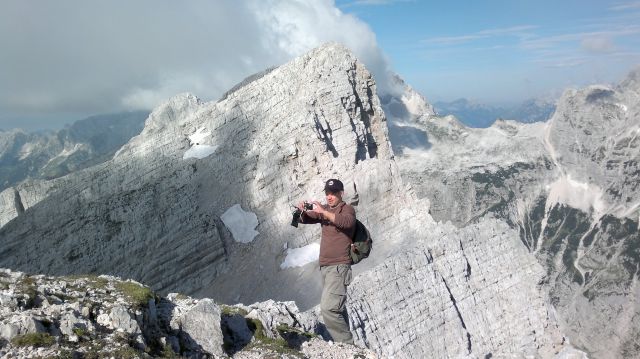 Za fotografom velika mojstr., zadaj jalovec in desno kotovo sedlo