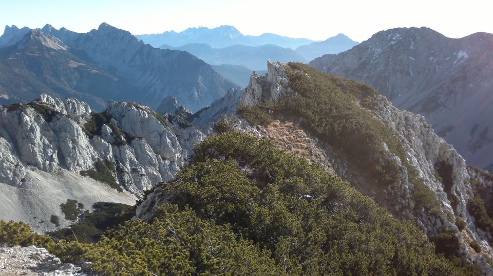 Pogled s sedla nazaj proti Mali glavi