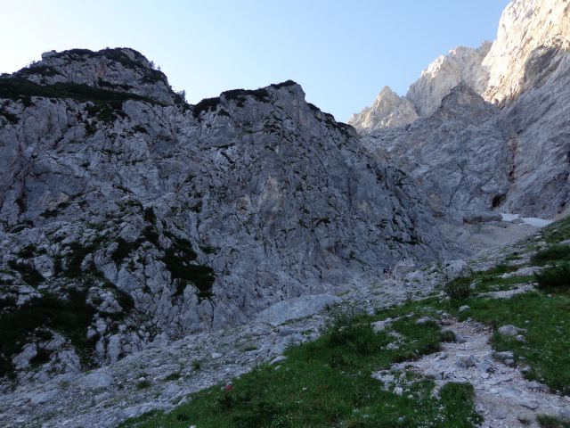 Slovenska pot na Ledine preči steno
