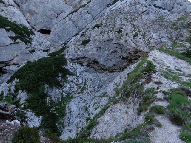 Nekje v višini Kamniškega dedca je prehod na Planjavske zelenice