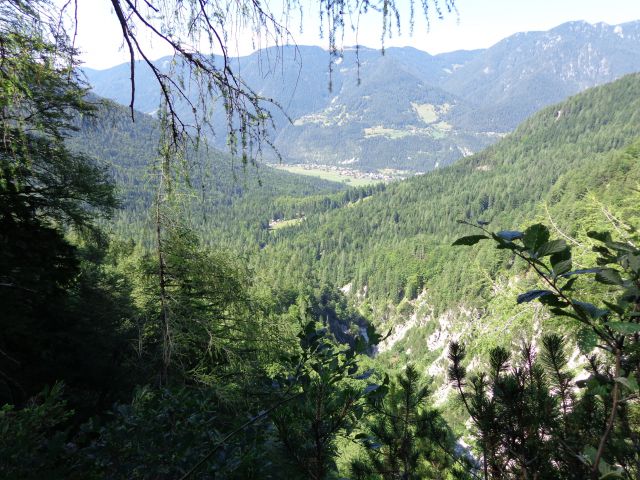 Pogled proti Martuljku in brunarici pri Ingotu