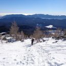 proti grebenu, spodaj je Planina Javornik