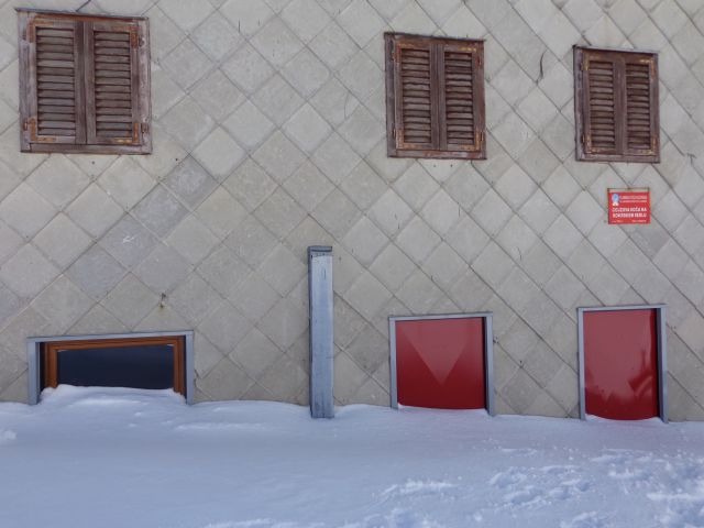 Tudi okna Zoisove koče so pod snegom