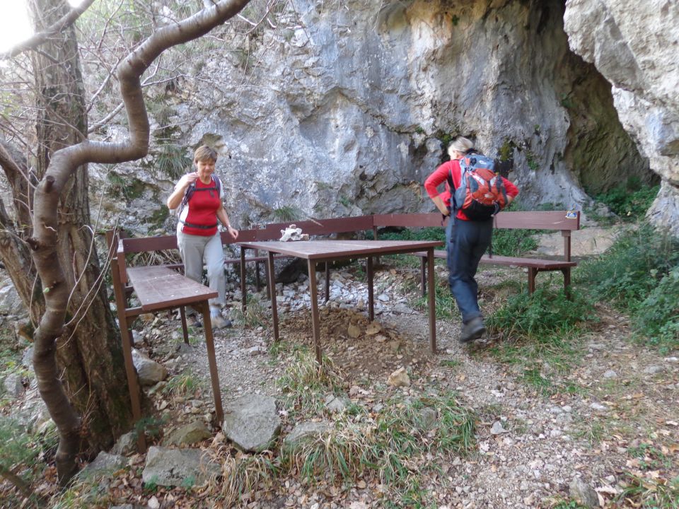 pred črno jamo - Grotte Nero