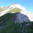 Sedelce nad njim vrh Skale (2133m), so del zahodne Mangrtove skupine.
