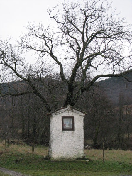 Znamenje ob poti ...