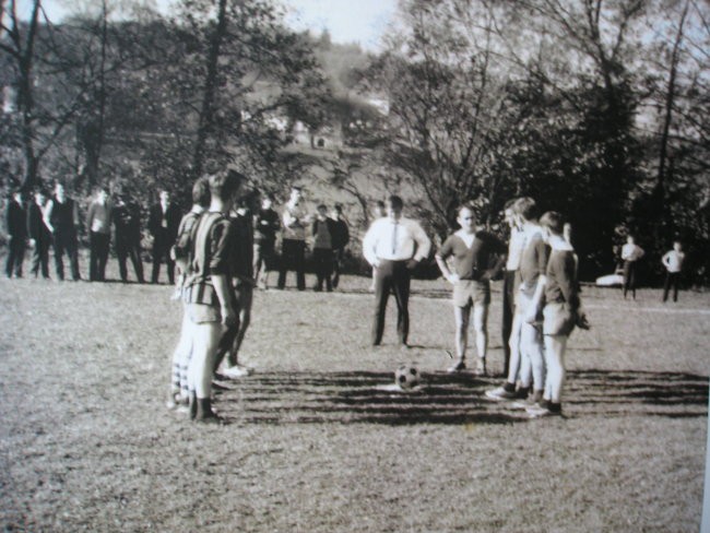 Leto 1969,tekma NK Jurovski dol-NK Apače ,domači v progastih majicah.