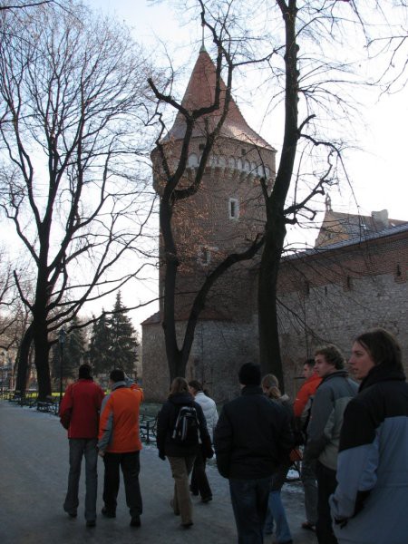 Stolp, del obzidja in naša ogledna grupa.