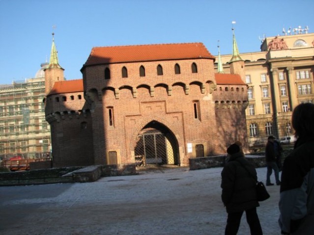 Trdnjava, ki je branila vhod v mesto, postavljena pred glavnimi mestnimi vrati.