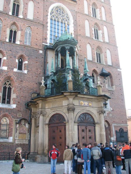 Vhod v cerkev na glavnem trgu.