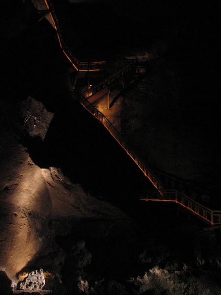pogled na stopnice, jama je res ogromna! ;)