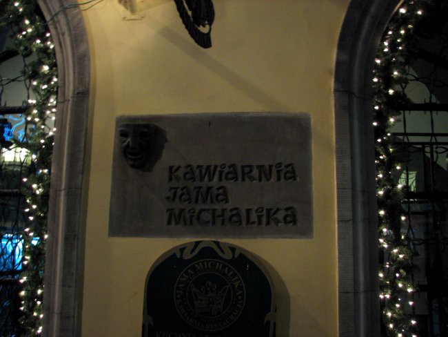 Kavarna Jama Michalika, kjer se igra politična satira z lutkami.