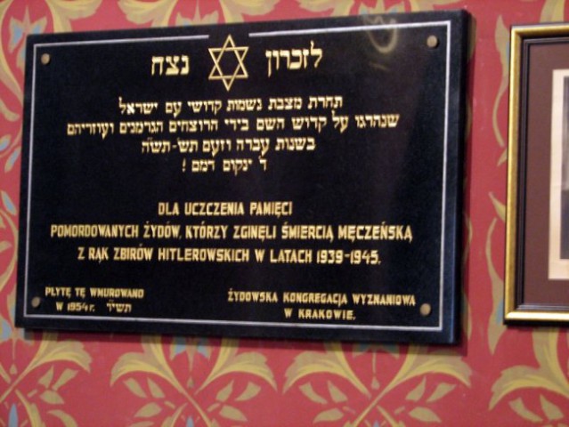 Napisi v hebrejščini v sinagogi, kjer ni svetih podob