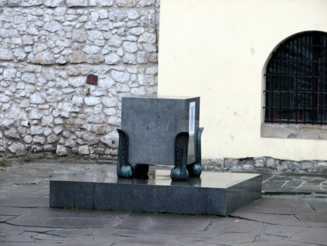 Spomenik pred stavbo.