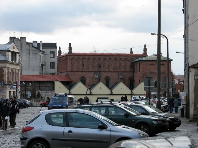 spet ena židovska sinagoga in široka ulica