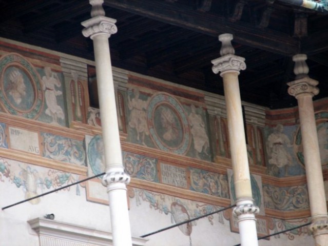 Ohranjene slikarije, kakršne so nekoč krasile grajsko poslopje