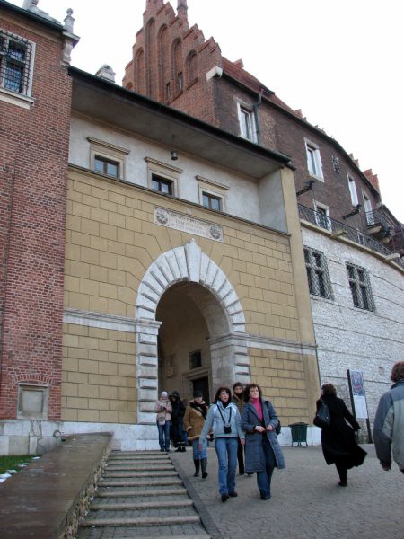 Vhod čez grad na grajsko dvorišče