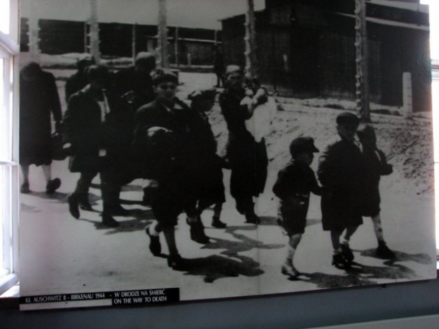 Otroci na poti v smrt, foto SS.