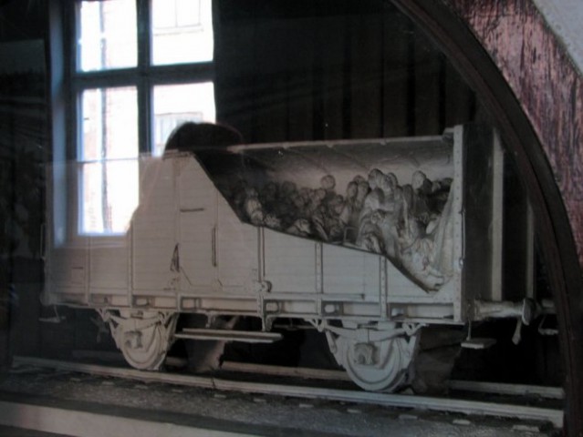 Prikaz prevoza internirancev z tovornimi vagoni