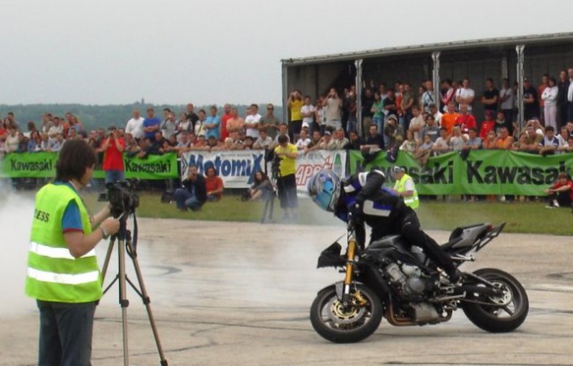 Kawasaki World Stunt Riding Championship Madž - foto