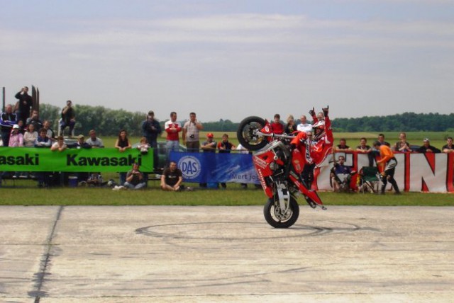 Kawasaki World Stunt Riding Championship Madž - foto