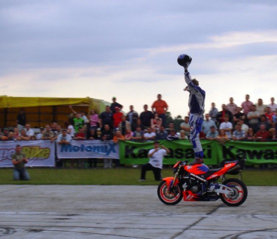 Kawasaki World Stunt Riding Championship Madž - foto