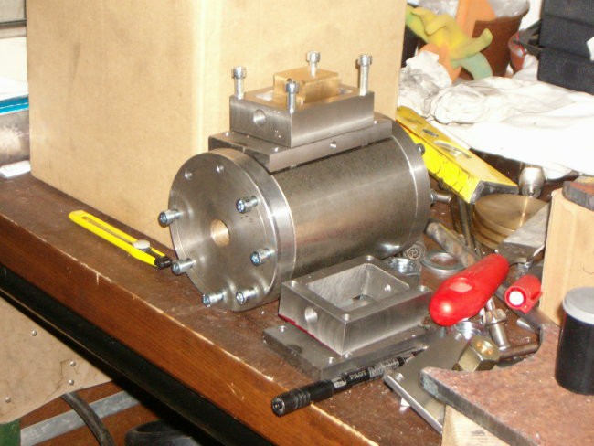Cilinder z preizkusno nameščenim razvodnikom za razvod pare. 2006.