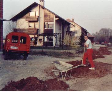 Moj drugi spaček furgon, ki je pridno služil pri gradnji hiše. Leto 1987.
