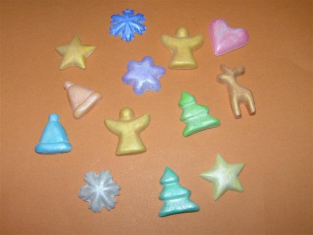 Božični magnetki iz gipsa, pobarvani z bisernimi vodenimi barvami