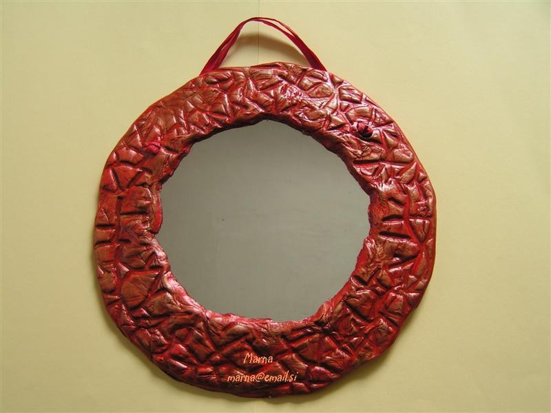 Okroglo ogledalo - okvir iz Das mase, relief, pobarvan z Twin color (red&coffee), zlati pr