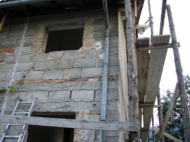 menjava oken na vzhodni fasadi januarja 2004, ko smo tudi začeli s postavitvijo gradbenega