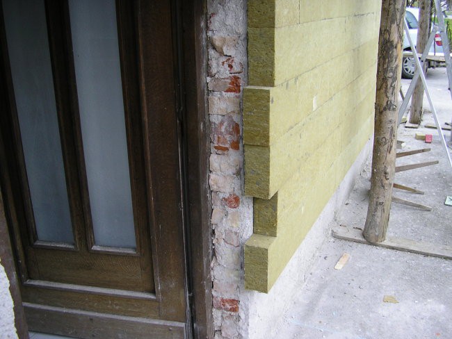 vidna debelina ometa ob vhodnih vratih, ki so še stara in neobdelana