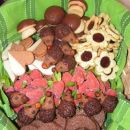 Orehove čokoladne lunice (srčki), gobice, makovi piškoti, jagode, čokoladni meseci, kokoso
