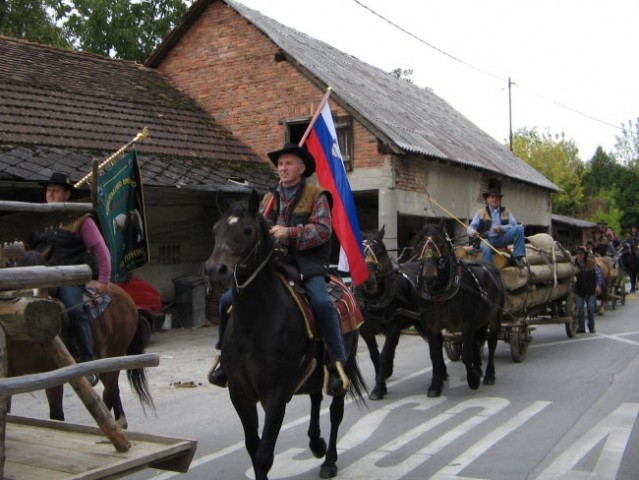  Sprevod na Mihelov sejemu v Mengšu - foto