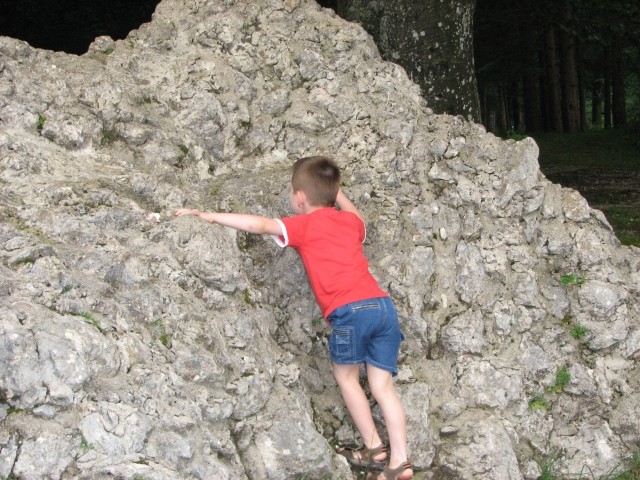 Matej pleza na maketo Triglava v Bohinju