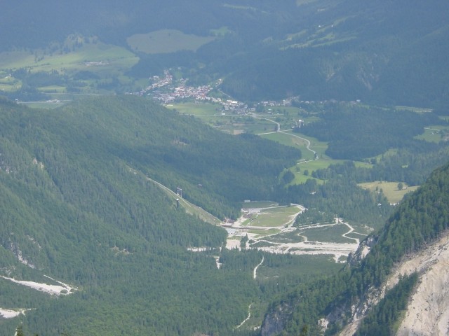 Planica s skakalnicami od daleč, s Slemenove špice