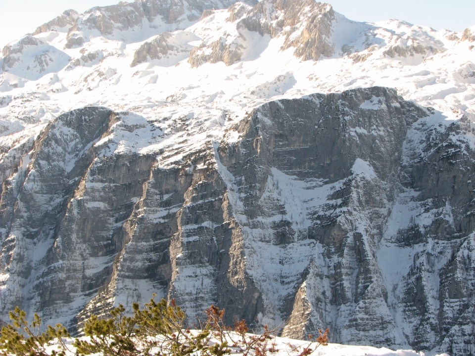 Prepadne stene Triglava nad dolino Krme