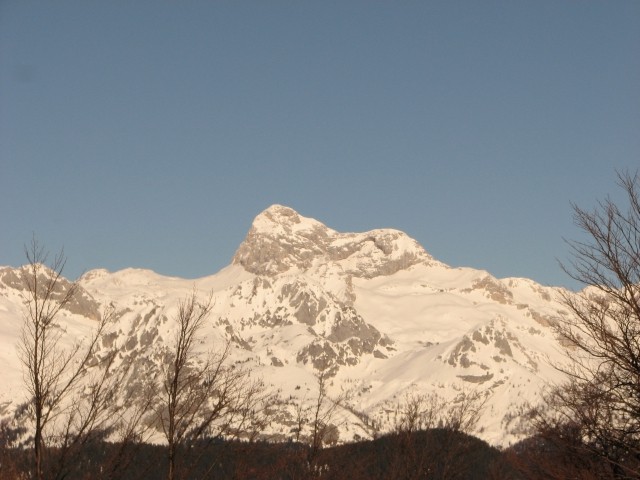 Triglav s smučišča Vogel pozimi