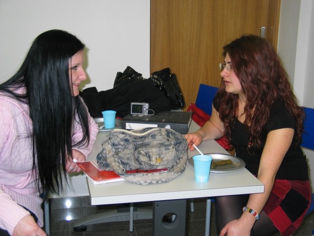 Barbara and Tülin involved in a serious discussion 